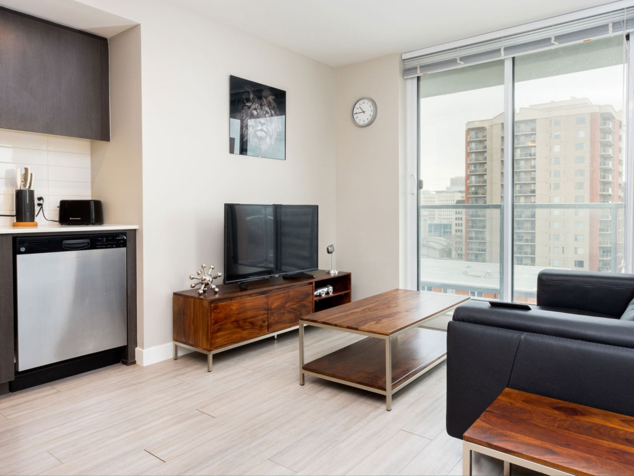 Furnished 2 Bedroom with 2 Bathrooms in Edmonton | Hendrix Building