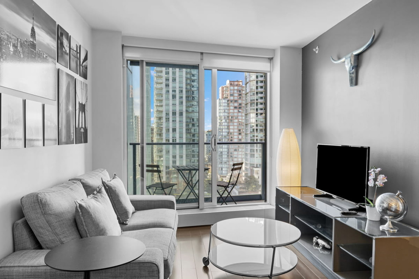 Furnished 1 Bedroom Apartment in Vancouver | Telus Gardens Building