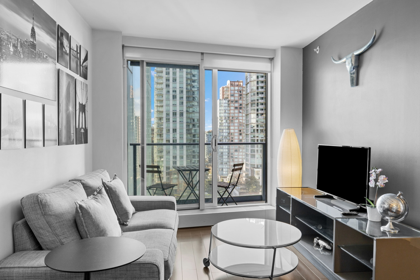 Furnished 1 Bedroom Apartment in Vancouver | Telus Gardens Building