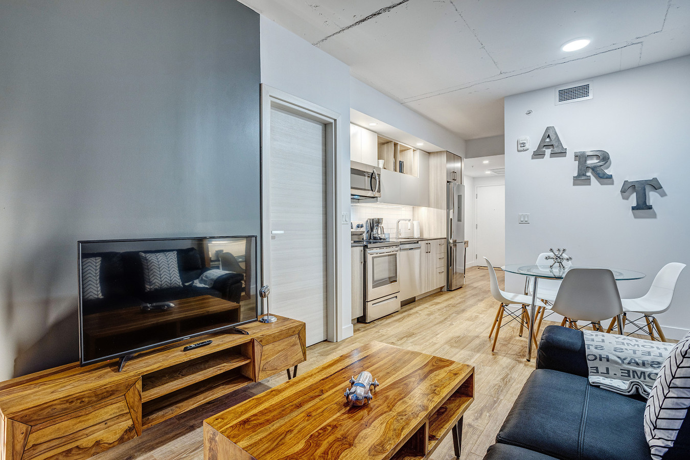 Serviced 1 Bedroom Apartment in Montreal | Le Smith Building