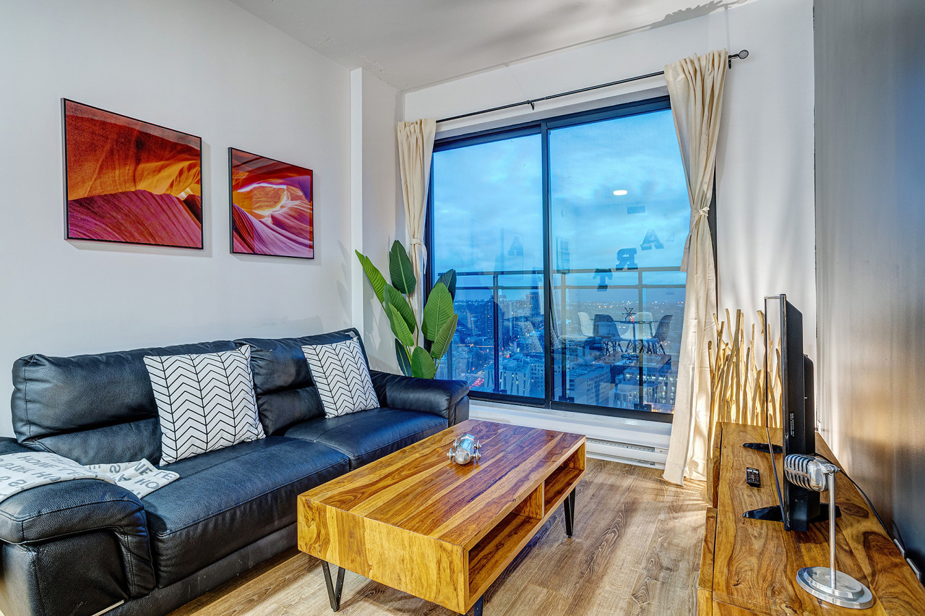 Serviced 1 Bedroom Apartment in Montreal | Le Smith Building