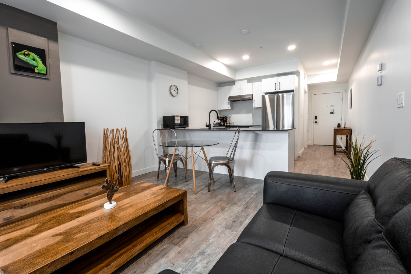 Furnished 1 Bedroom Apartment in Regina | Metro 1827 Building