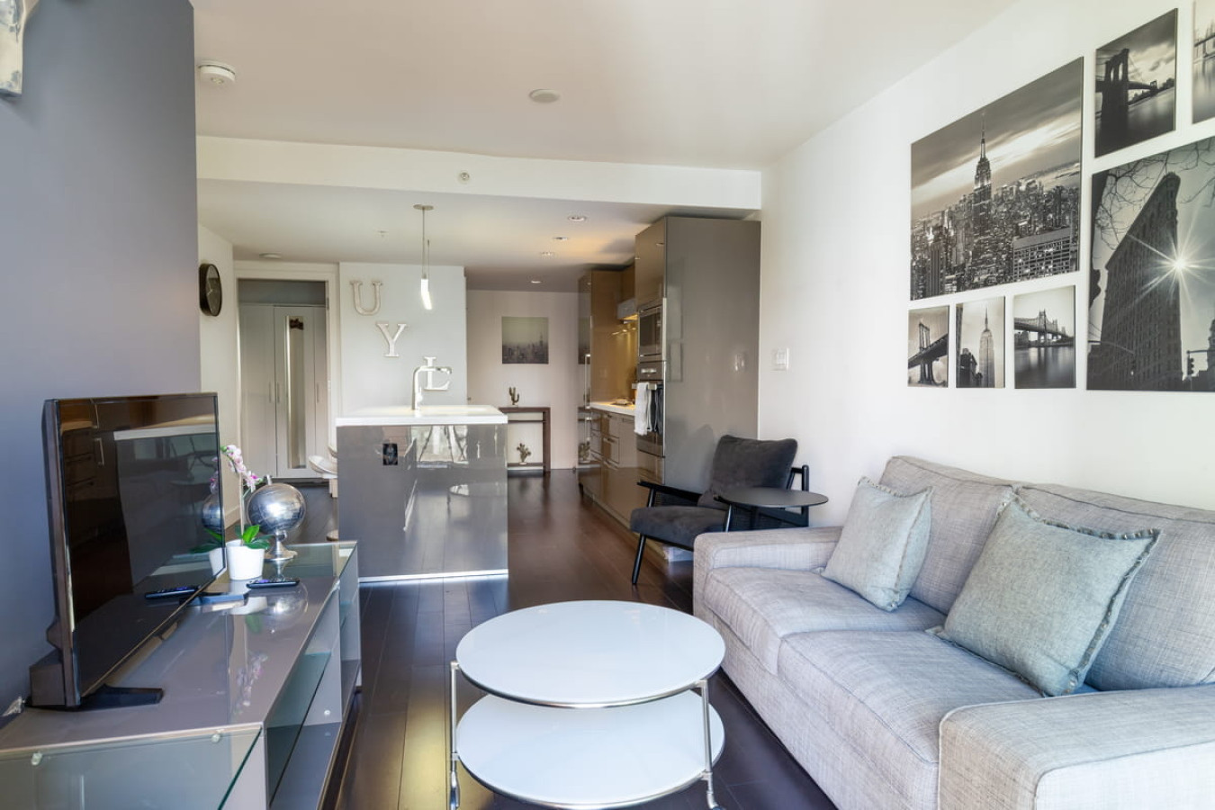 Furnished Serviced 1 Bedroom Apartment in Vancouver | Telus Gardens Building