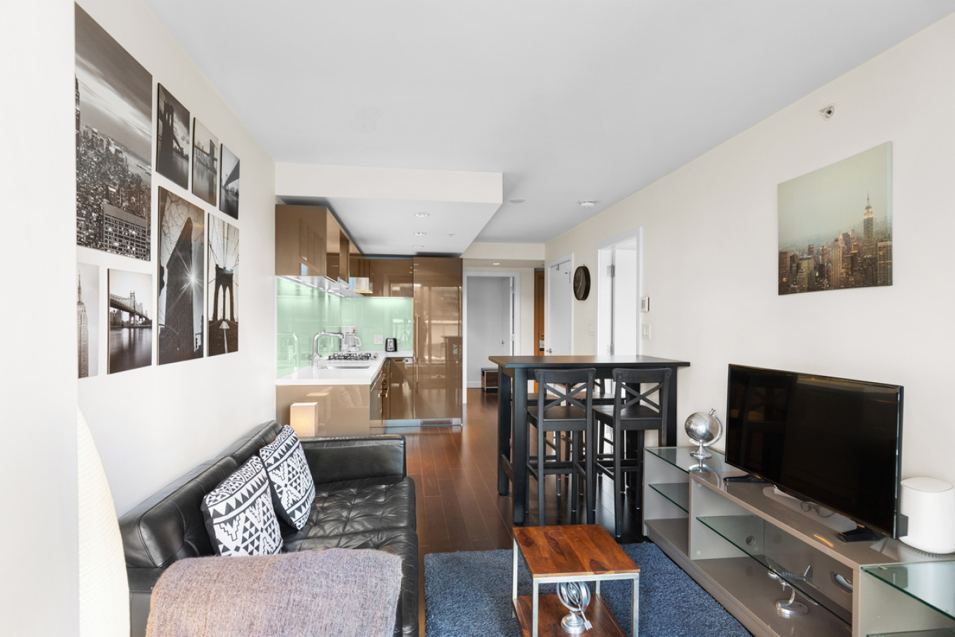 Luxury Furnished 1 Bedroom Executive Suite in Vancouver | Telus Gardens Building