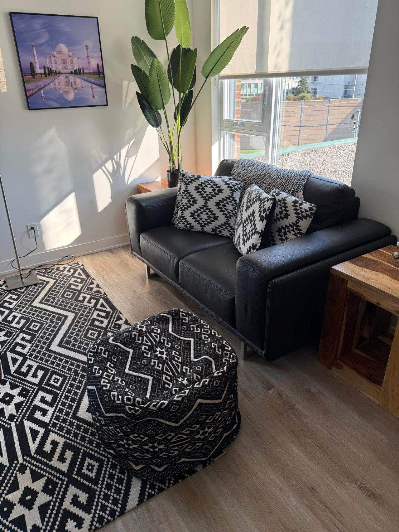 Chic Urban 1BR Apt with Balcony and Skyline Views