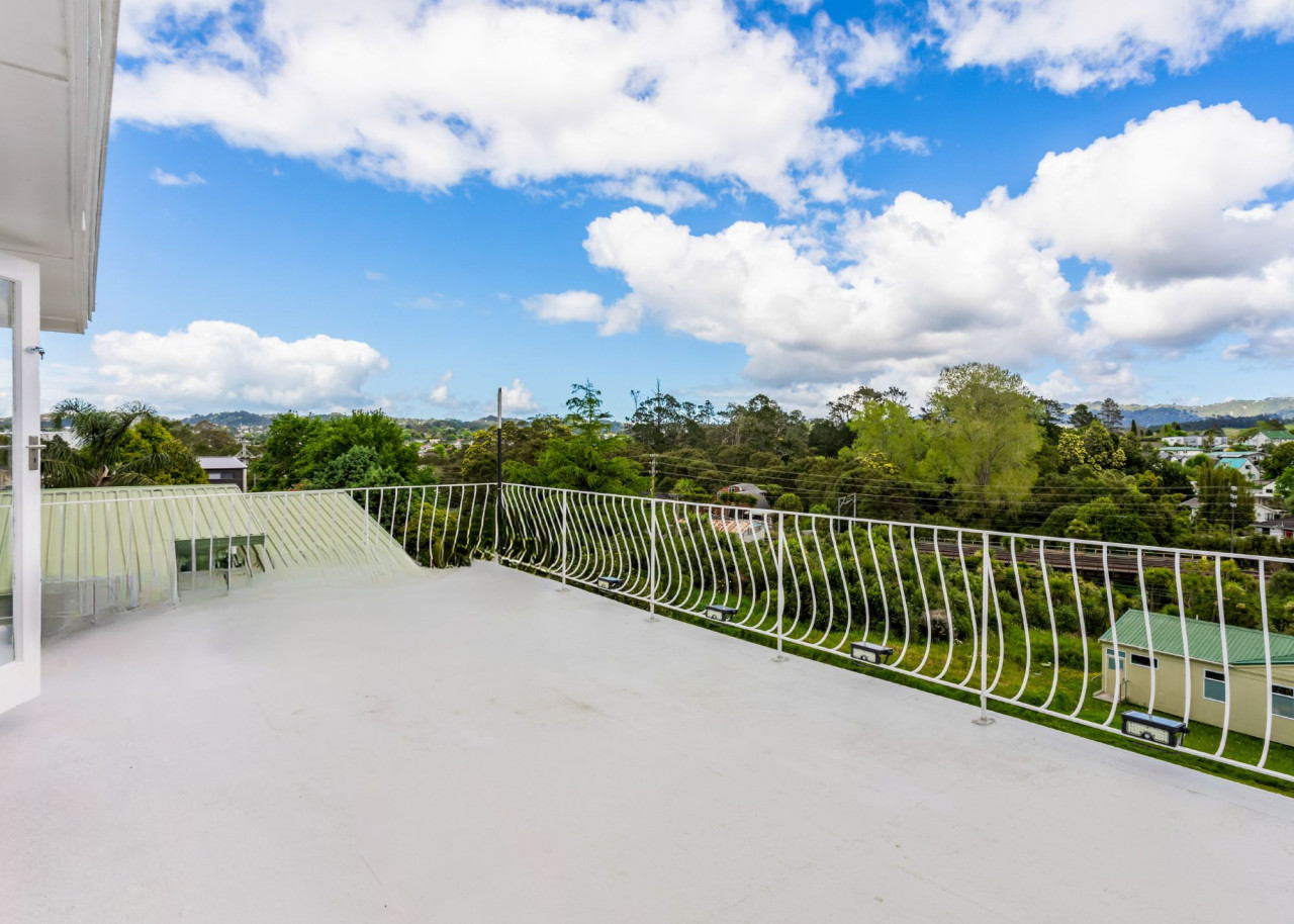 Sunny Side Getaway with views and deck