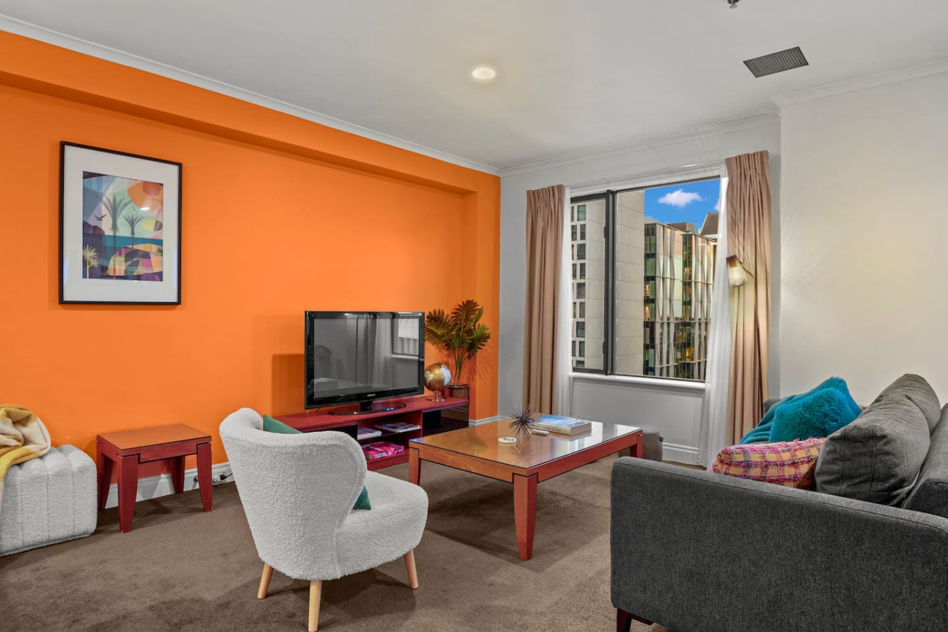 Gorgeous CBD Apt w Pool, Gym, Aircon and Carpark | Photo 2