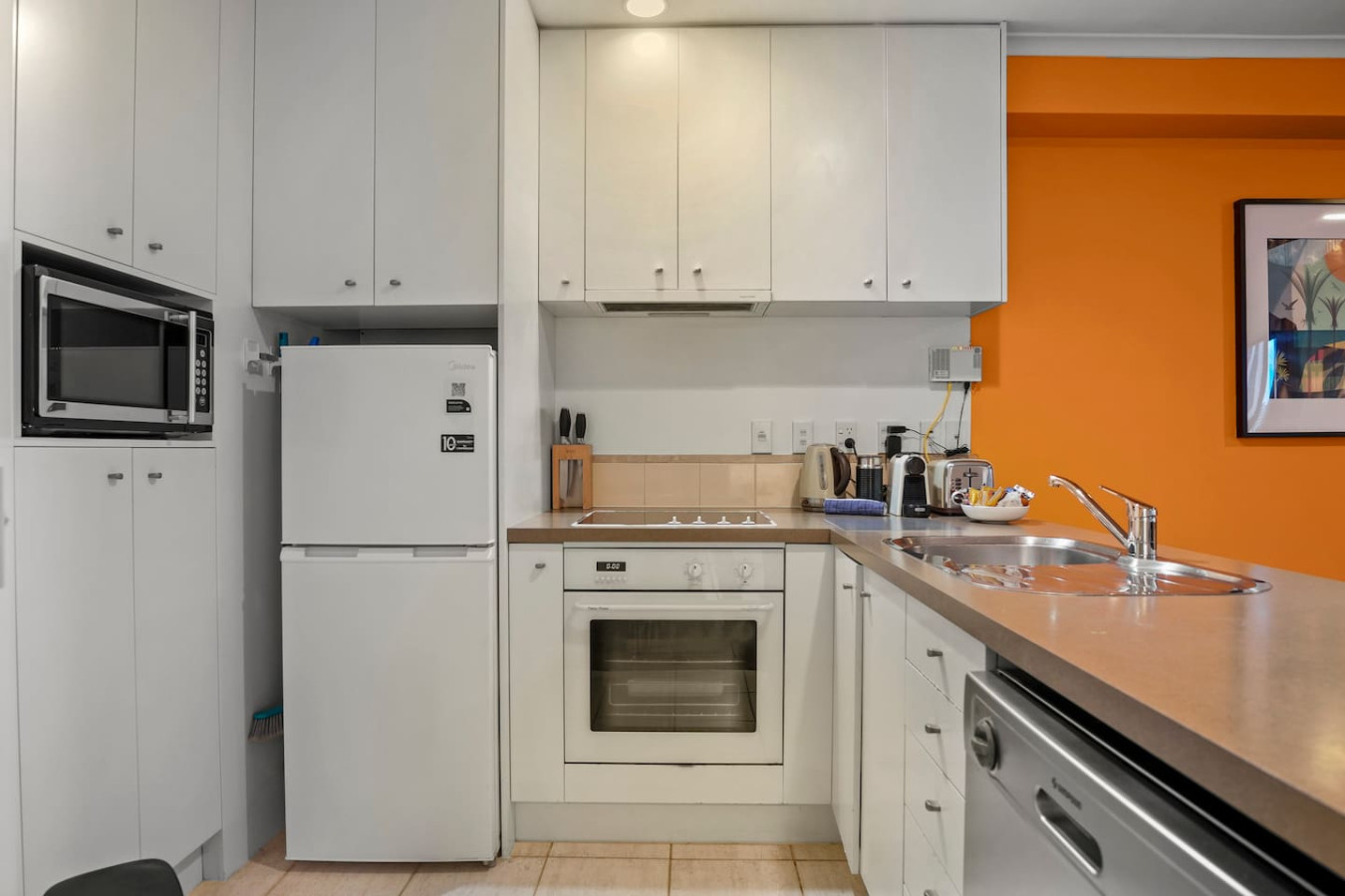 Gorgeous CBD Apt w Pool, Gym, Aircon and Carpark | Photo 3