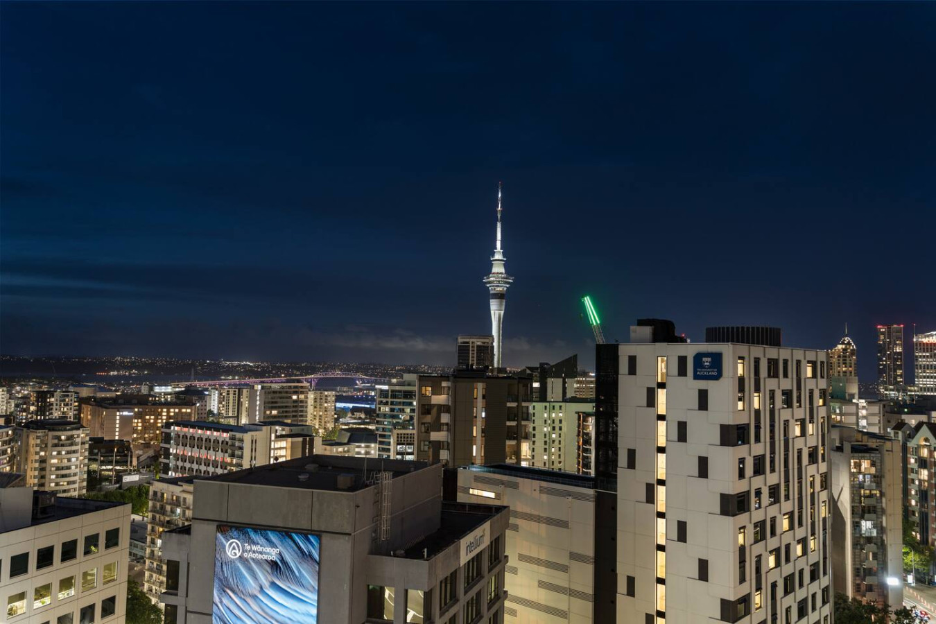 Stunning Panoramic Cityscape Abode near CBD 2