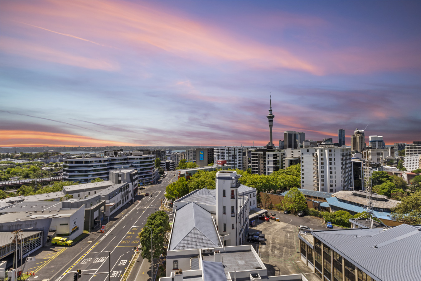 Iconic Skyline Modern Abode with Free Parking