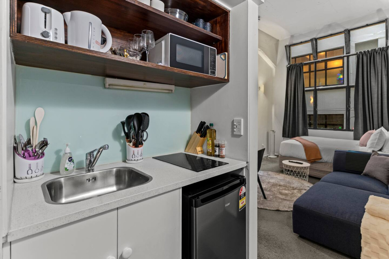 Modern CBD Studio with Kitchen near Sky Tower 2