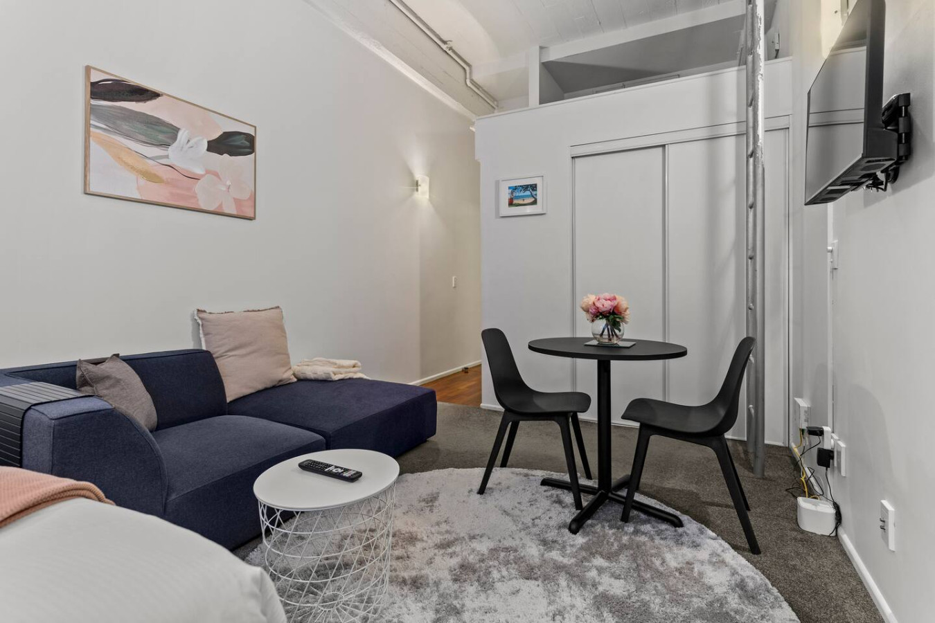 Modern CBD Studio with Kitchen near Sky Tower 9