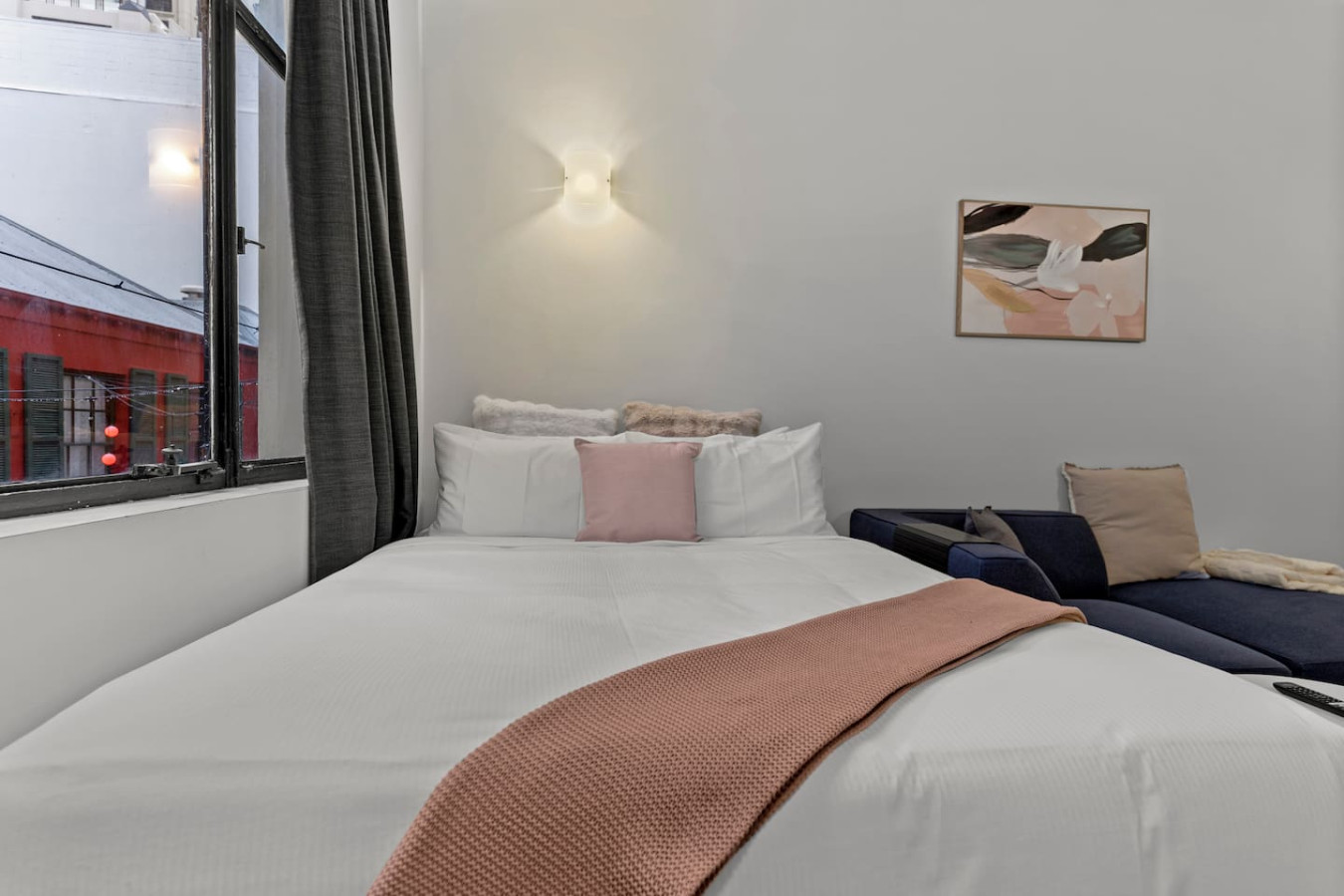 Modern CBD Studio with Kitchen near Sky Tower 10