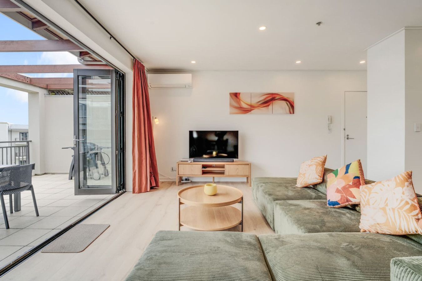 Premium Viaduct Apt by Waterfront|Pool & Parking 9