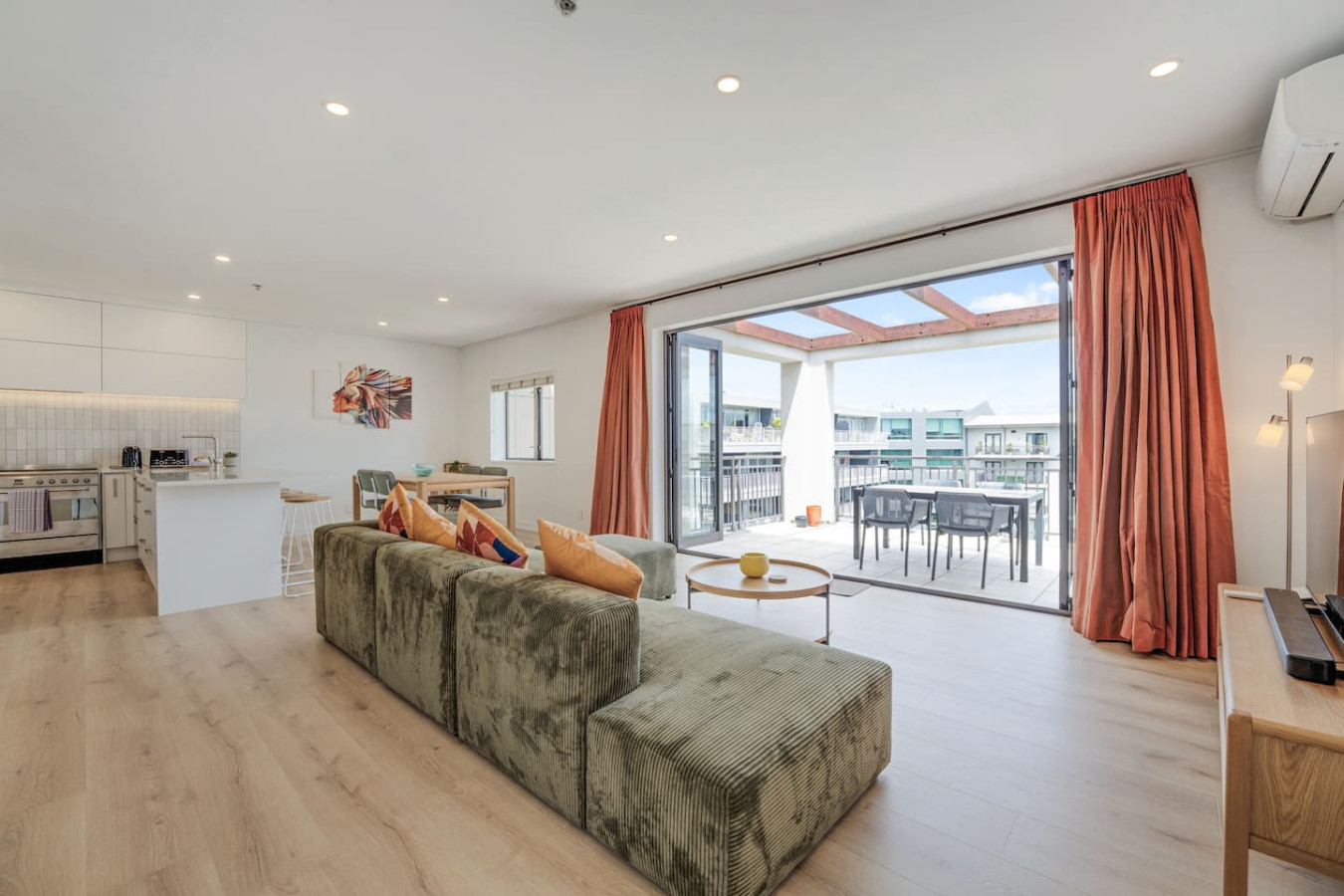 Premium Viaduct Apt by Waterfront|Pool & Parking 2