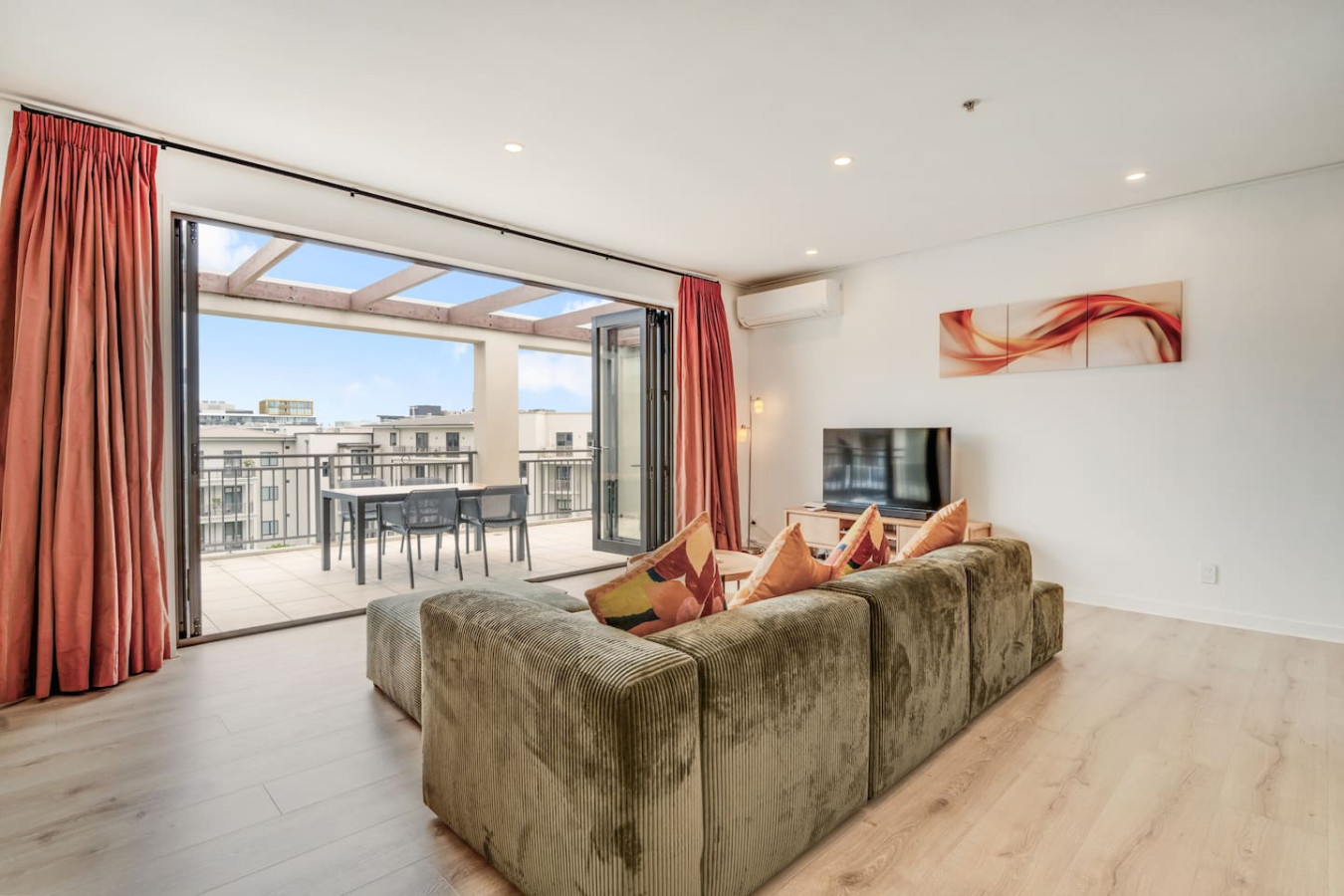 Premium Viaduct Apt by Waterfront|Pool & Parking 7