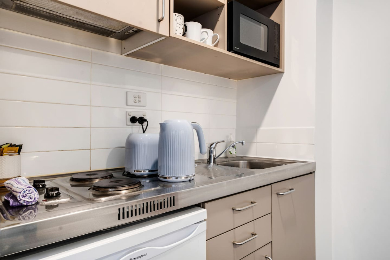 Modern Cityscape Abode with Balcony near Queen St 8