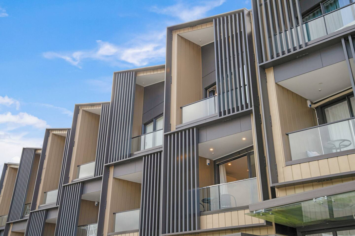 Takapuna Modern Townhouse | Parking nr Lake Pupuke | Photo 2