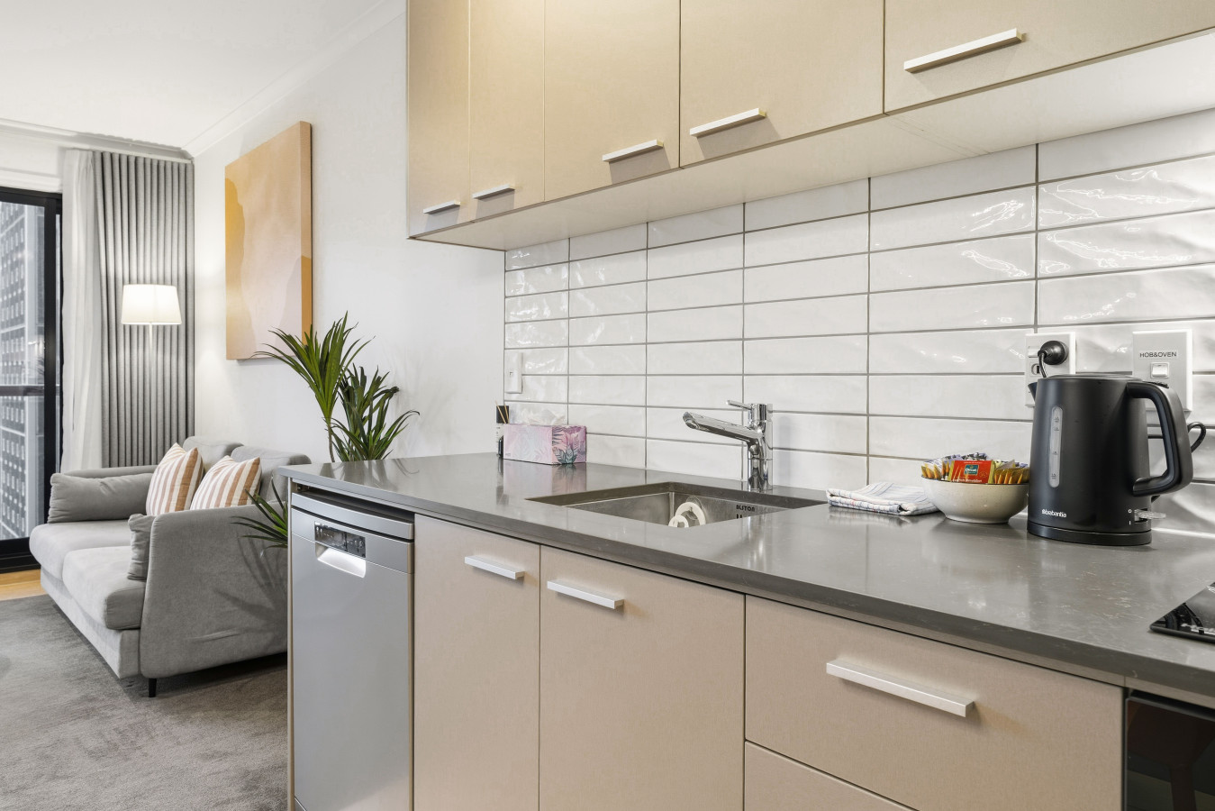 Modern Cityscape Abode with Aircon, Pool & Gym 6