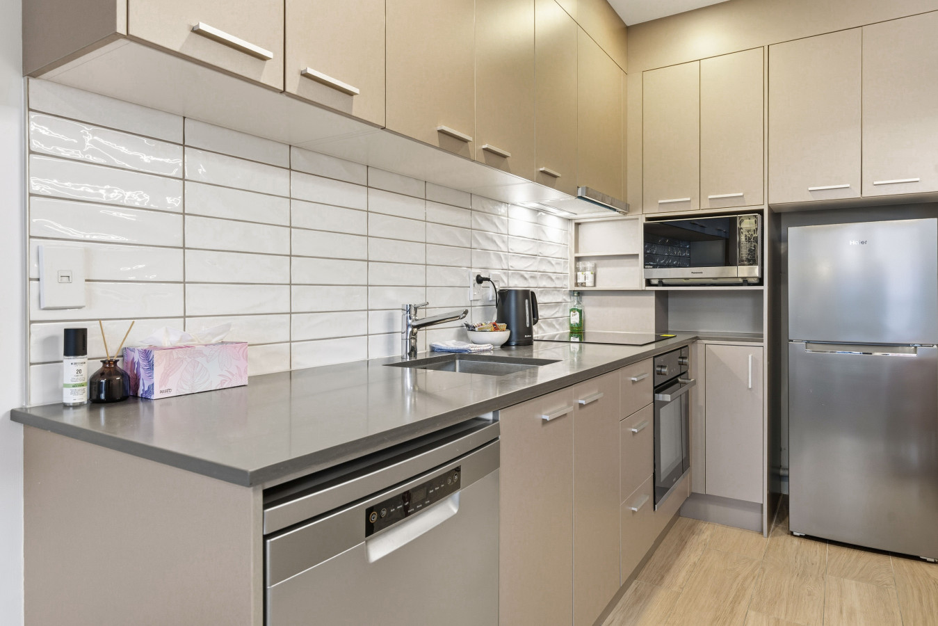 Modern Cityscape Abode with Aircon, Pool & Gym 7