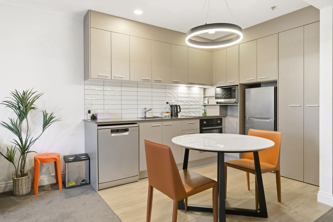 Modern Cityscape Abode with Aircon, Pool & Gym 8