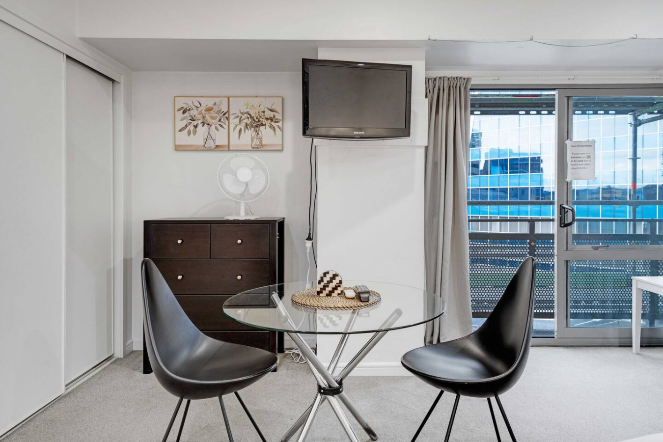 Tower Hill Spacious CBD Studio w Kitchen and Gym | Photo 2