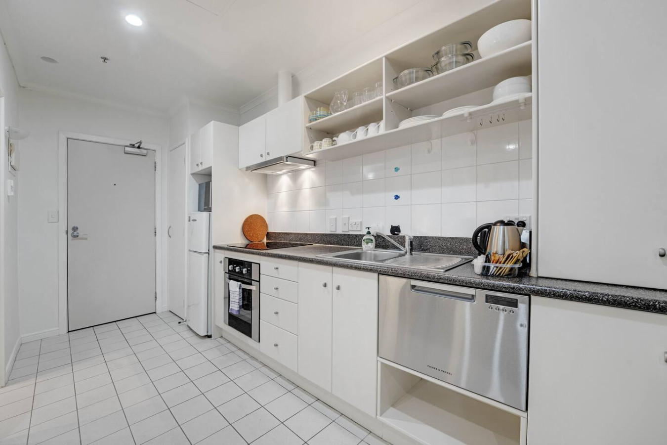 Tower Hill Spacious CBD Studio w Kitchen and Gym | Photo 3