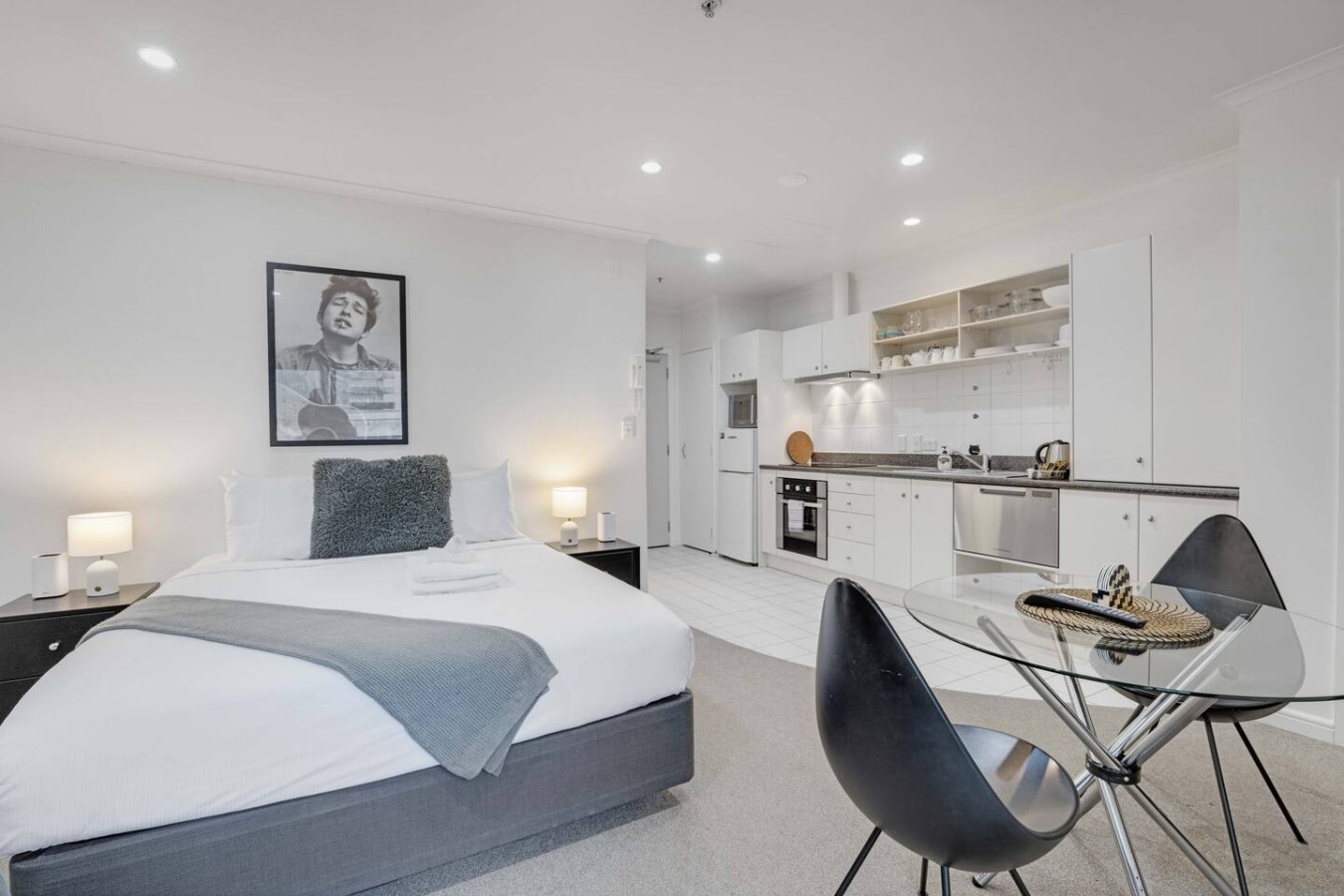 Tower Hill Spacious CBD Studio w Kitchen and Gym