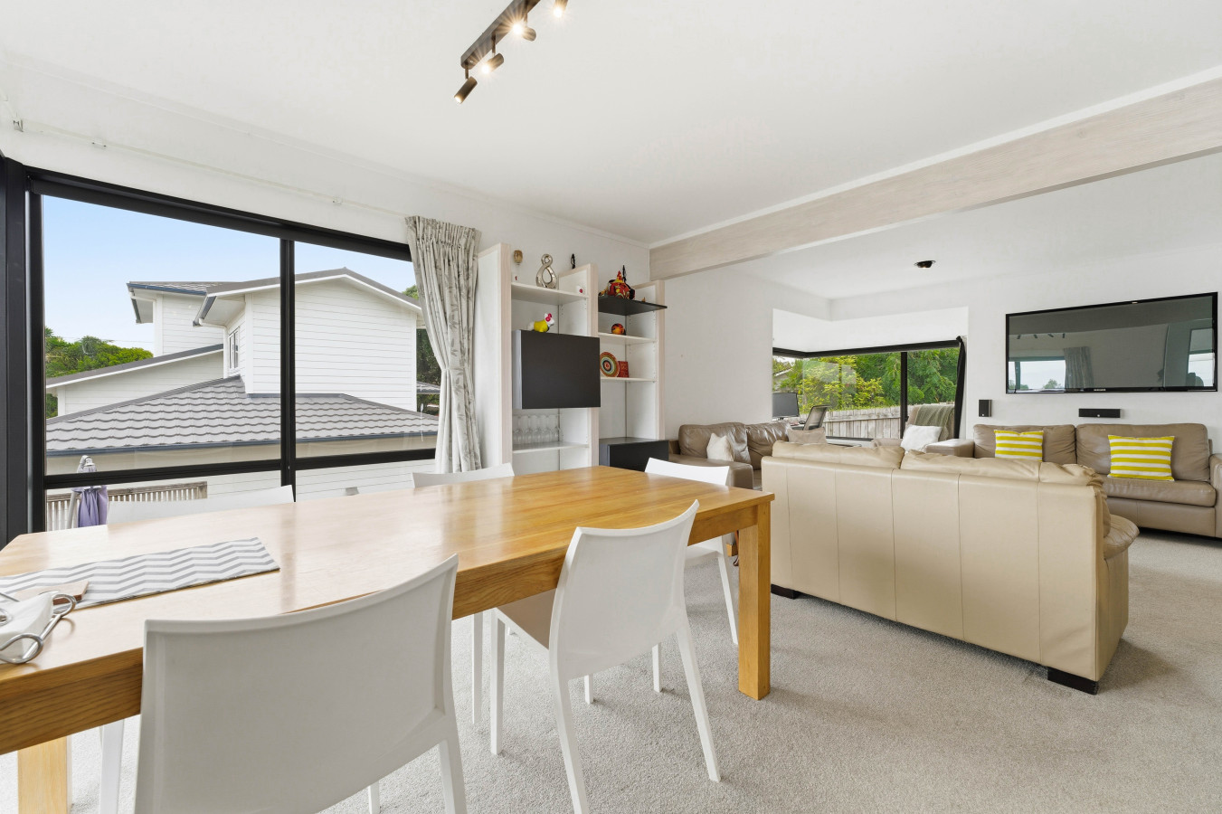 Homely 3BR Mt Eden Townhouse with Parking | Photo 3