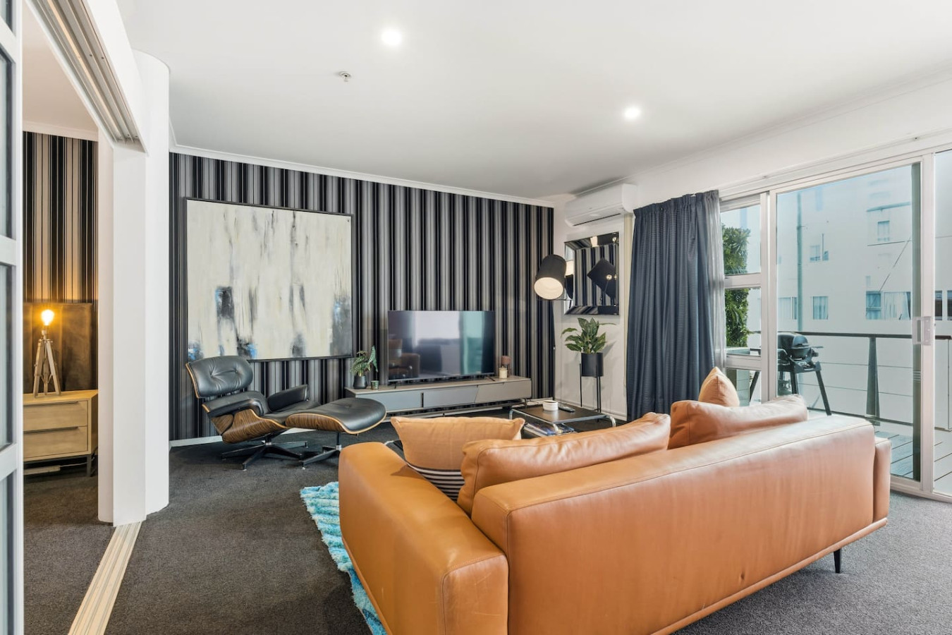 Princes Wharf Elegance with Balcony and Kitchen