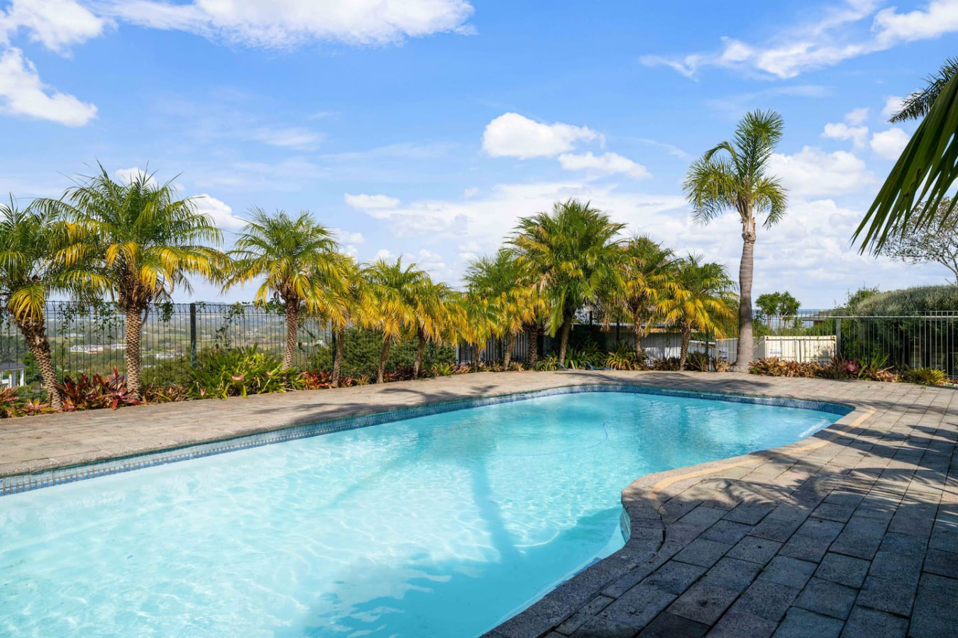 The Gardens 5 Bedroom Estate with Pool and Air-Con