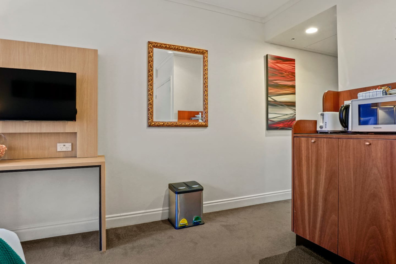 Studio Apt at Queen Street | Photo 2