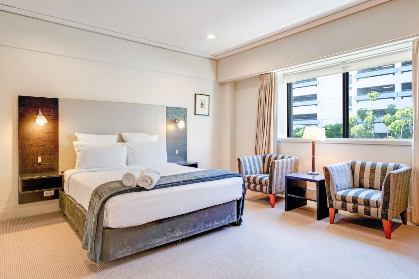 Viaduct Harbour Studio with Kitchen and Laundry