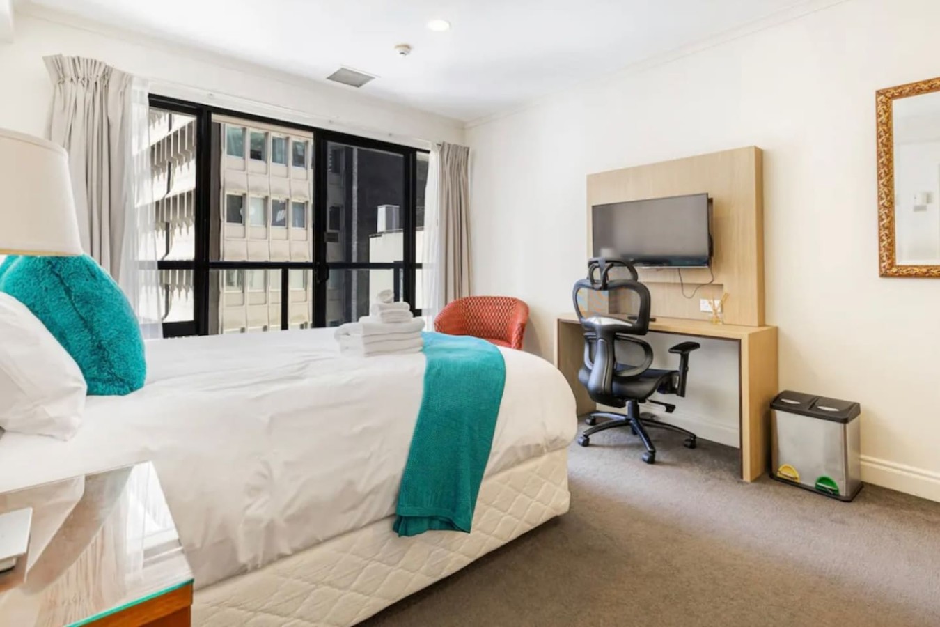 Life in the City Studio Apt w Air-con, Pool & Gym