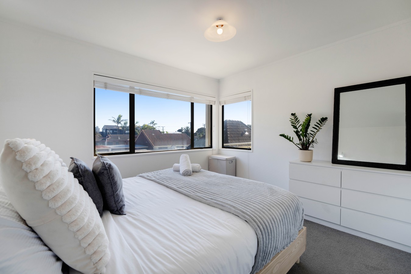 Mt Maunganui 3BR Beach Haven | Garage and Air-con 4