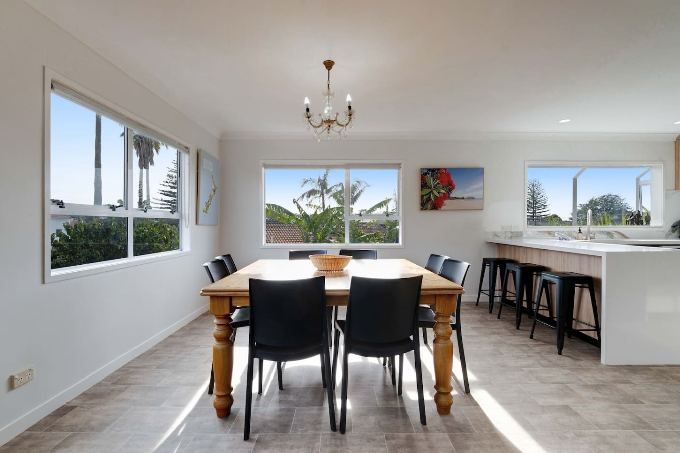 Cosy Mt Wellington 5BR Home with Air-Con & Parking | Photo 3
