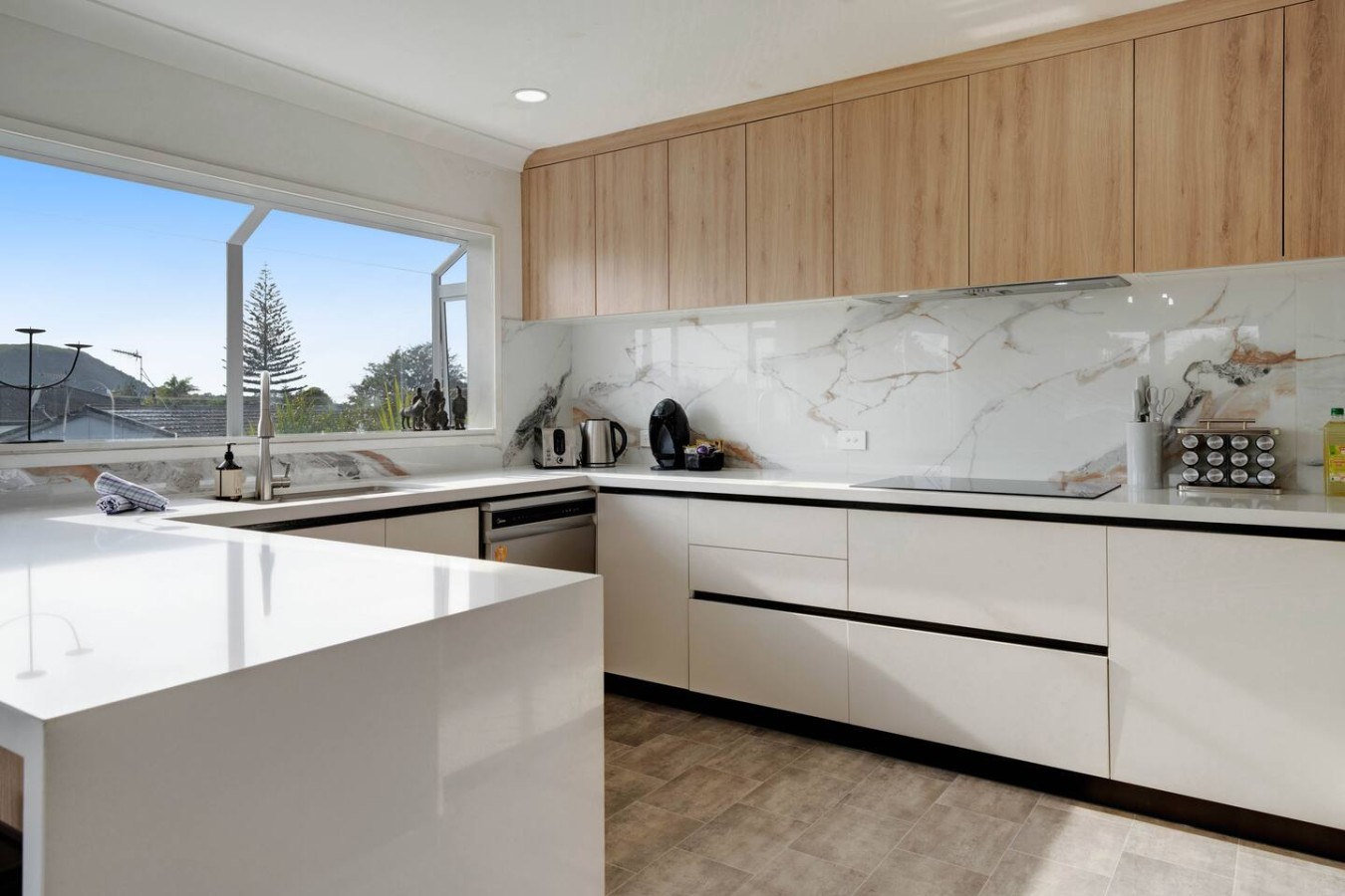 Cosy Mt Wellington 5BR Home with Air-Con & Parking | Photo 2