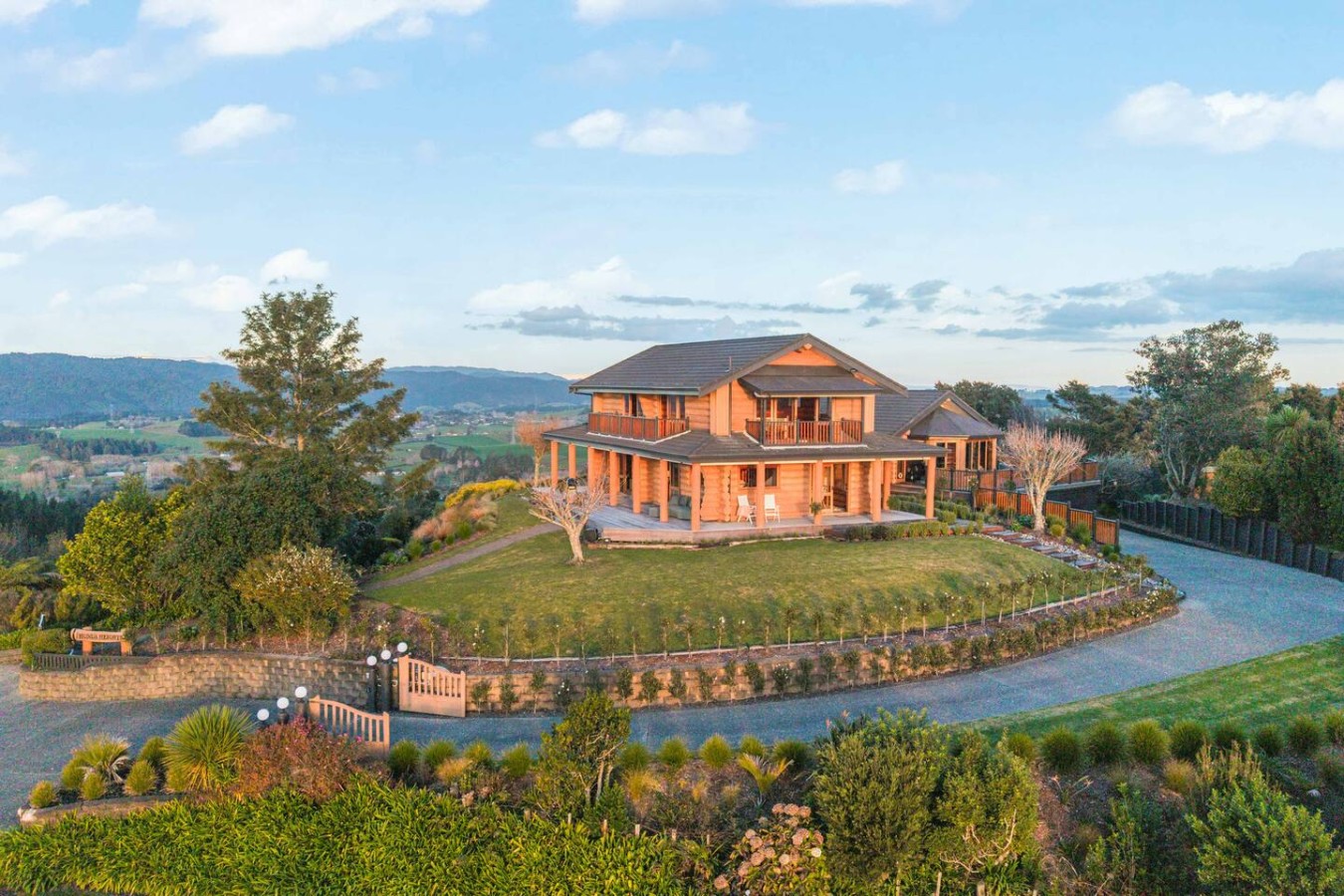 Hunua Heights Homestead w Great Views, Deck & BBQ