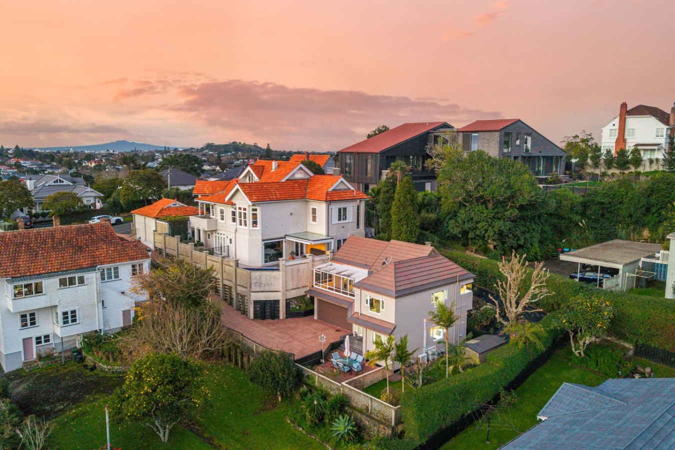 Spacious Mt Eden Oasis | Views, Parking, Air-Con