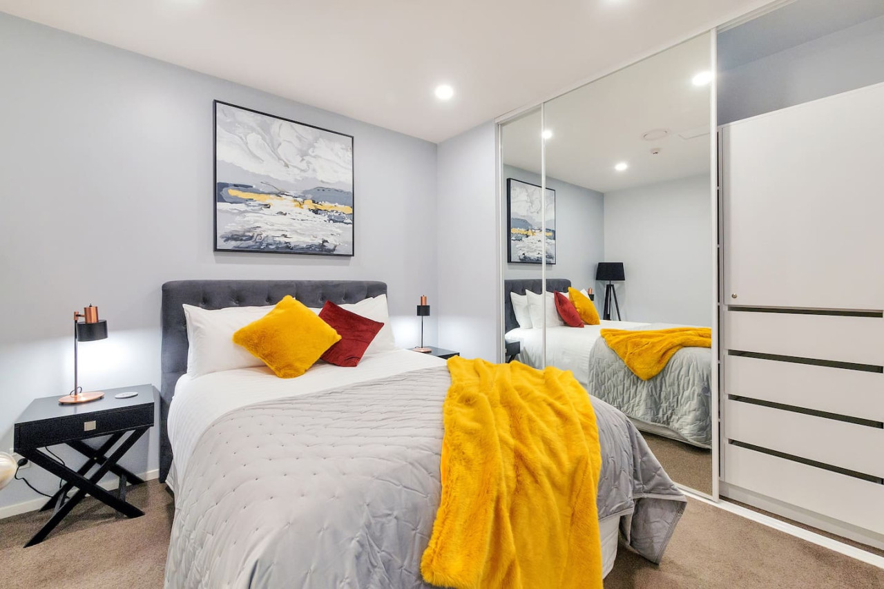 Stunning Metro Apartment with Free Parking, Gym and Air-con
