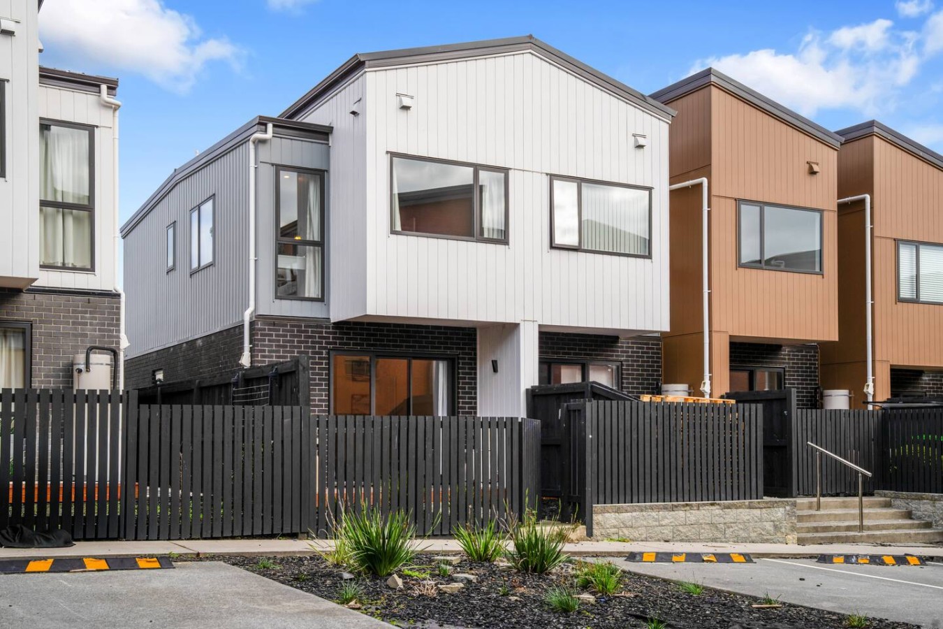Contemporary Flat Bush Oasis | Parking and Air-Con