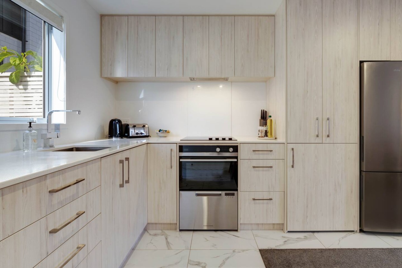Chic Peninsula Townhouse with Air-Con and Parking | Photo 3