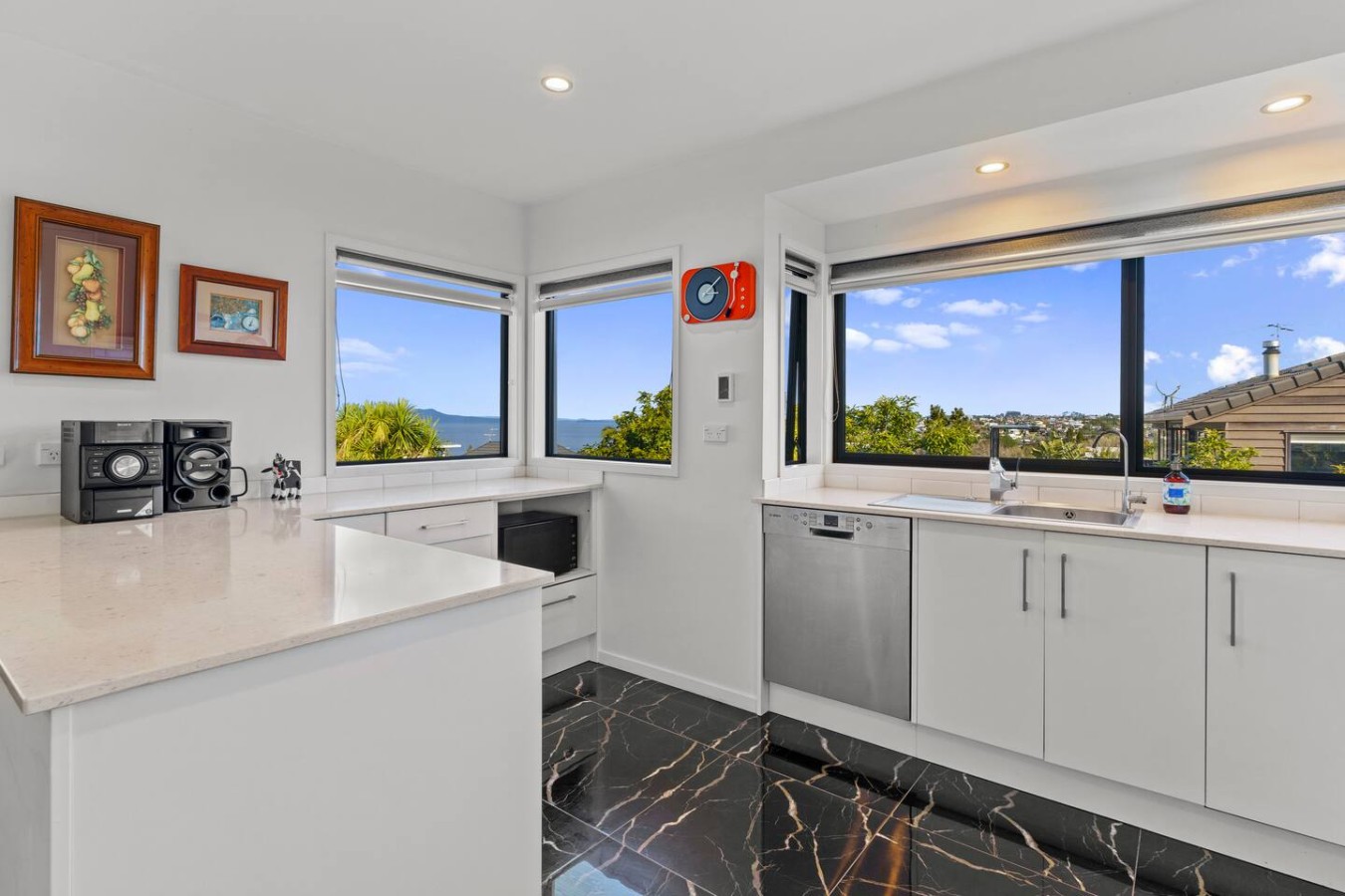 Coastal Home with Rangitoto and Sea Views nr Beach