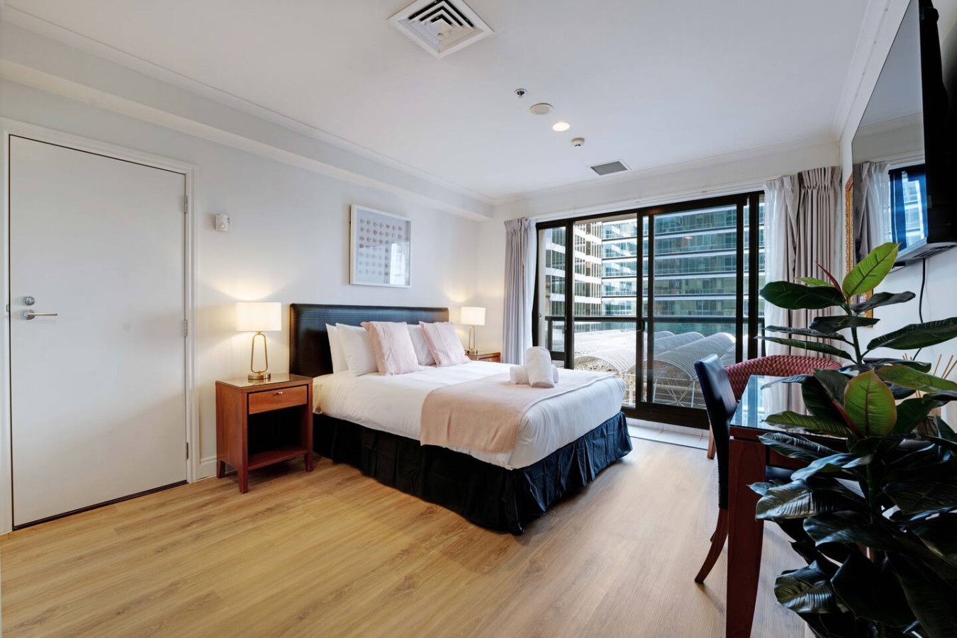 Queen St Central Pad with Central AC & Desk