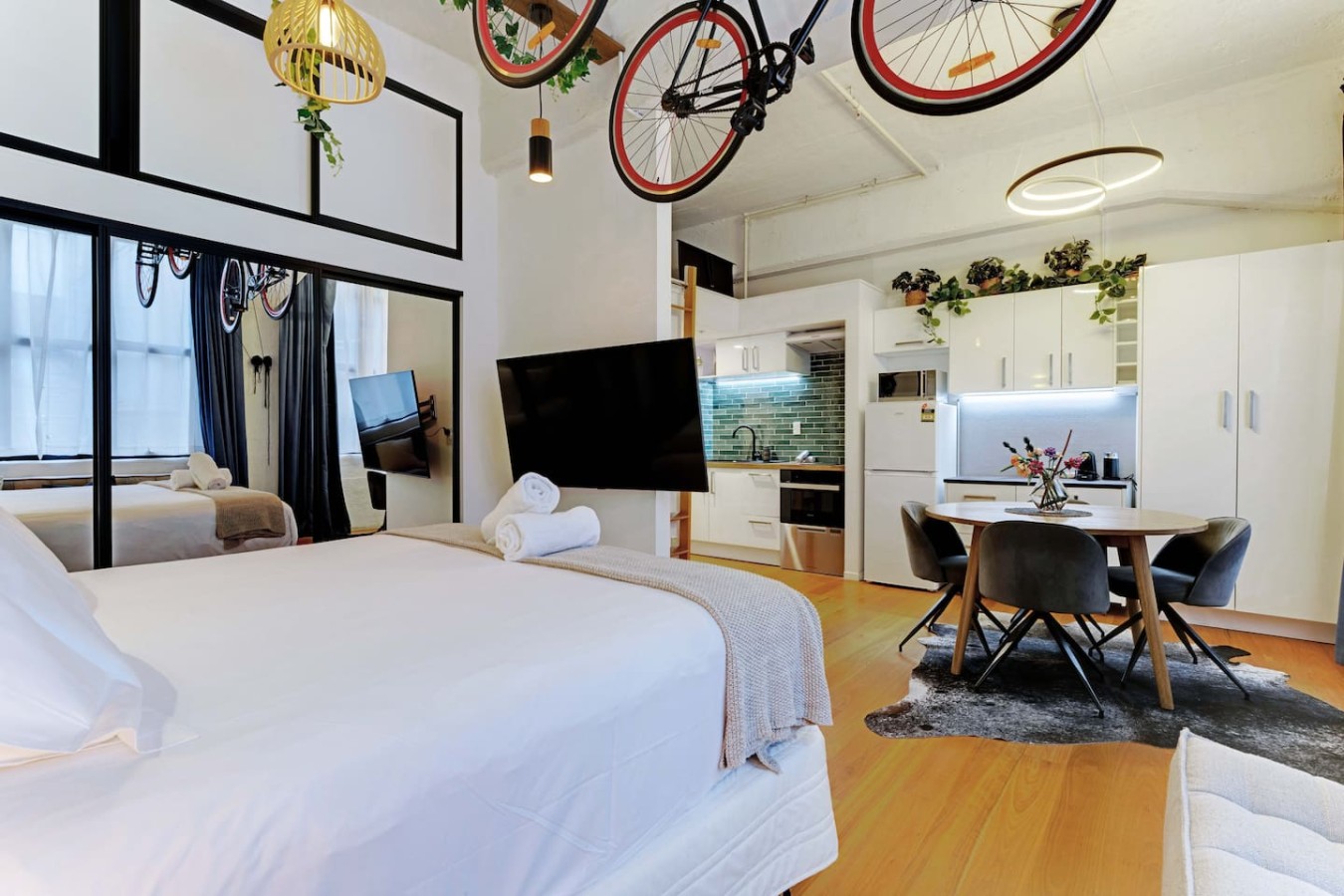 Central CBD Studio with Projector Cinema Loft