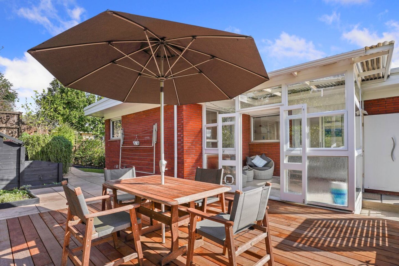 Sunny Delight Meadowbank with Lush Gardens