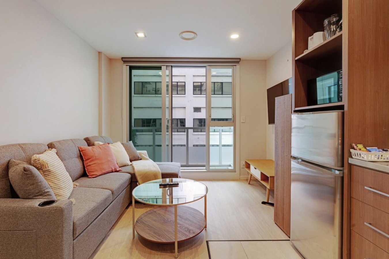 Spacious CBD Studio with Full Kitchen and Balcony | Photo 2