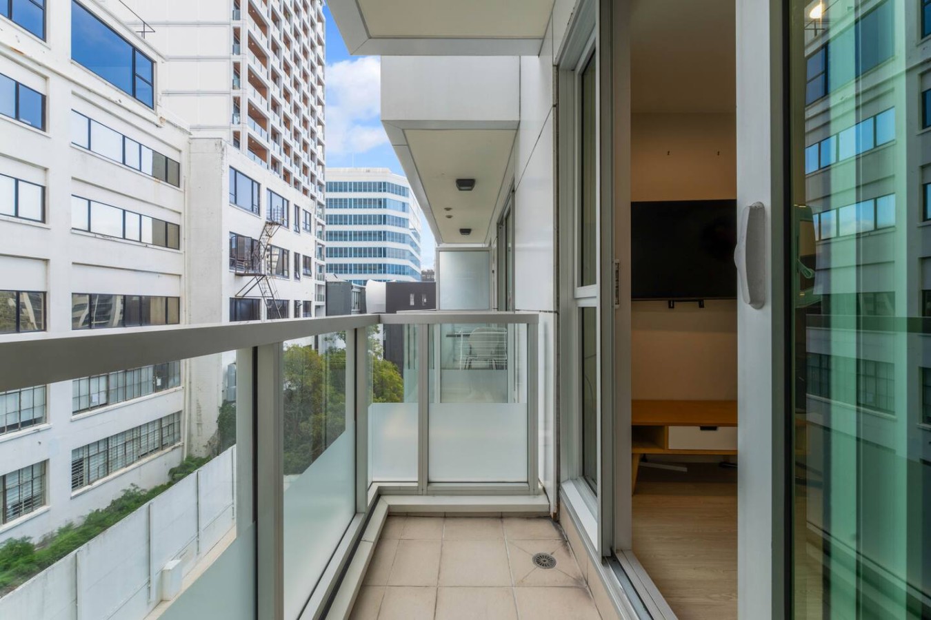 Spacious CBD Studio with Full Kitchen and Balcony | Photo 3