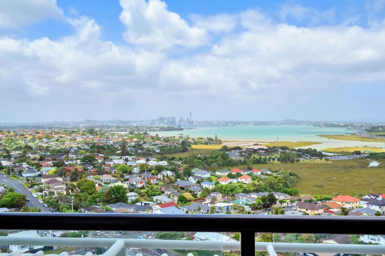 Skyline Sojourn Studio with Parking and Sea Views