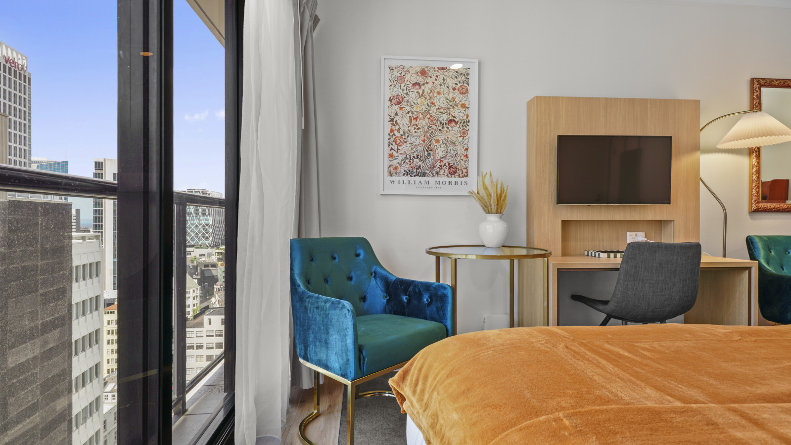 Deluxe Cityscape Studio with Air-con, Pool & Gym 9